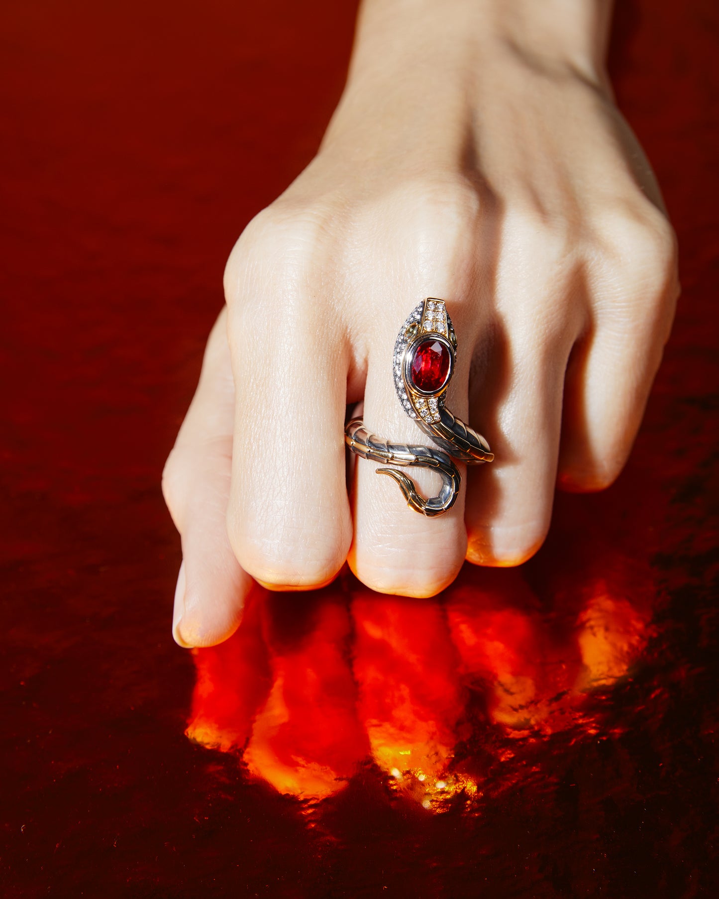 Elie Top Bague Petit Serpent Rubis Magica Naturae Portée