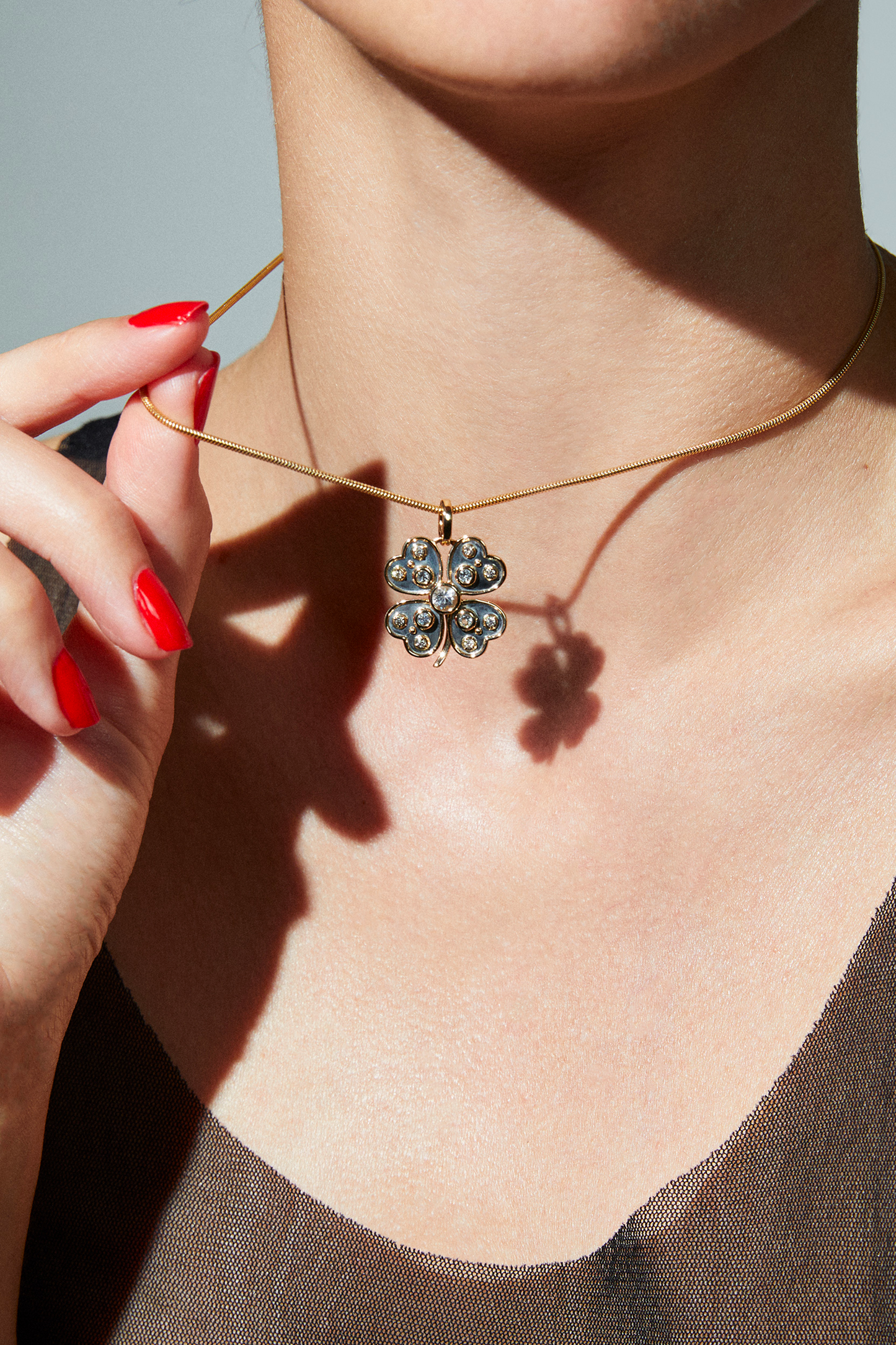 Elie Top Mini Charm Trèfle La Dame Du Lac Saphir Blanc Portée