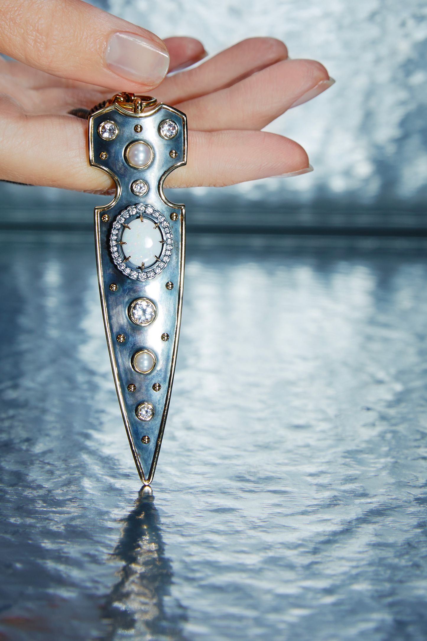 Elie Top Pendentif Dague Opale La Dame du Lac Nature Morte