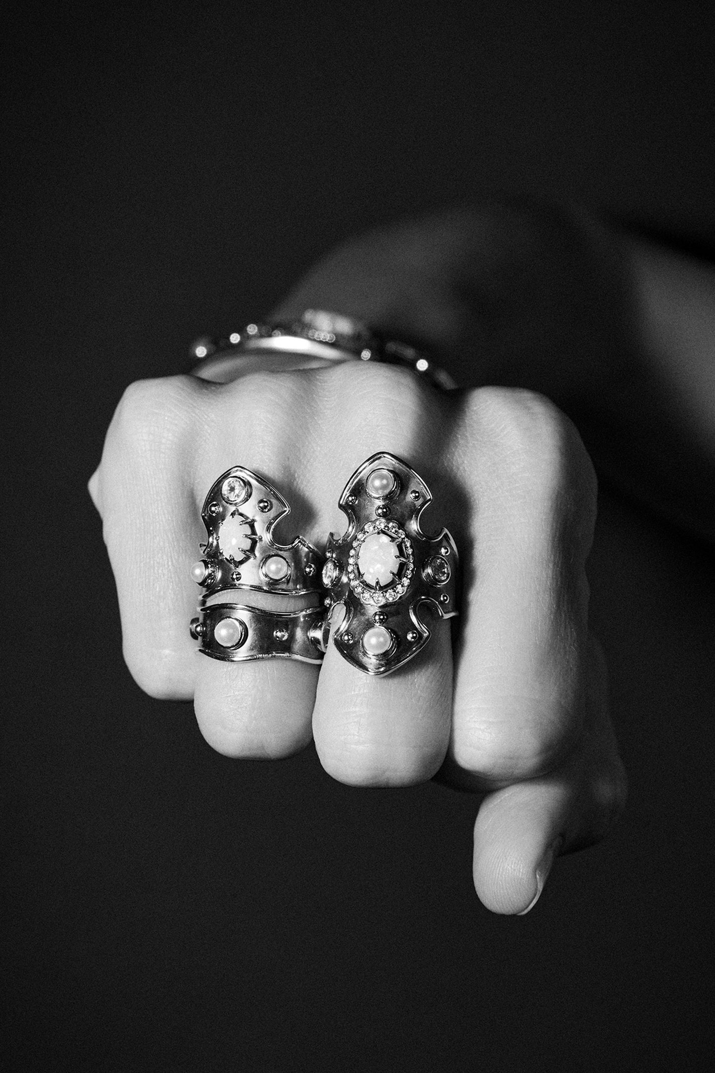 Elie Top Bague Bouclier Opale La Dame du Lac portee