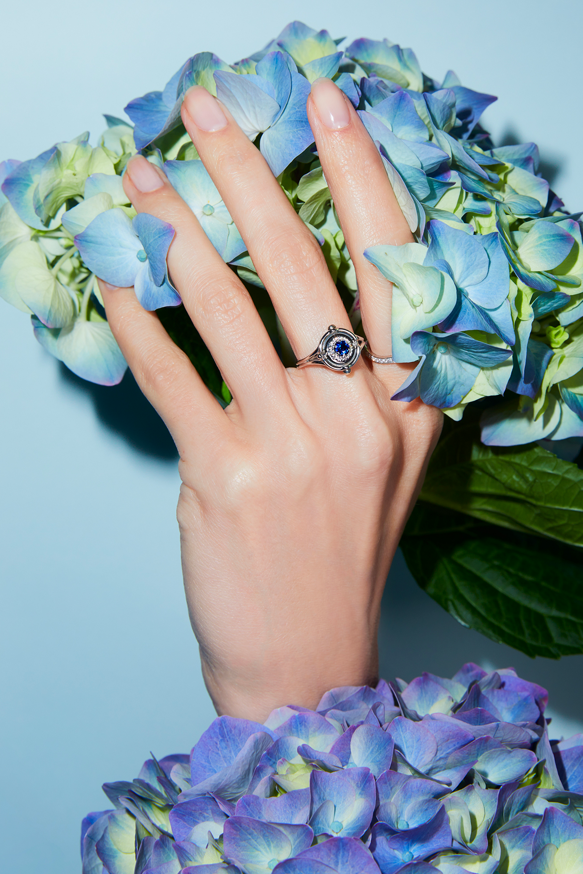 Elie Top Bague Mira Saphir Sirius Portée