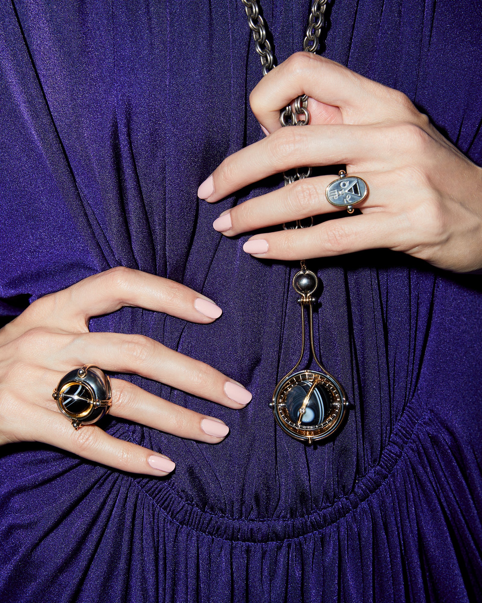 Elie Top Pendentif Pluton Onyx Mécaniques Célestes Portée