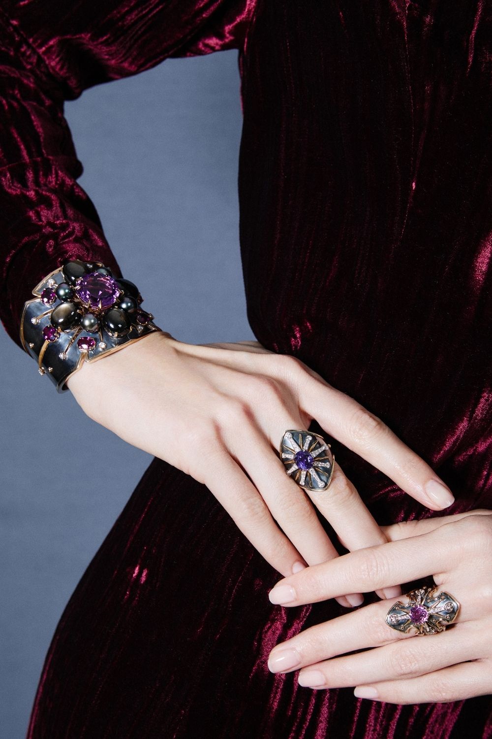 Elie Top Bague Ecu Saphir Violet Portée La Dame du Lac
