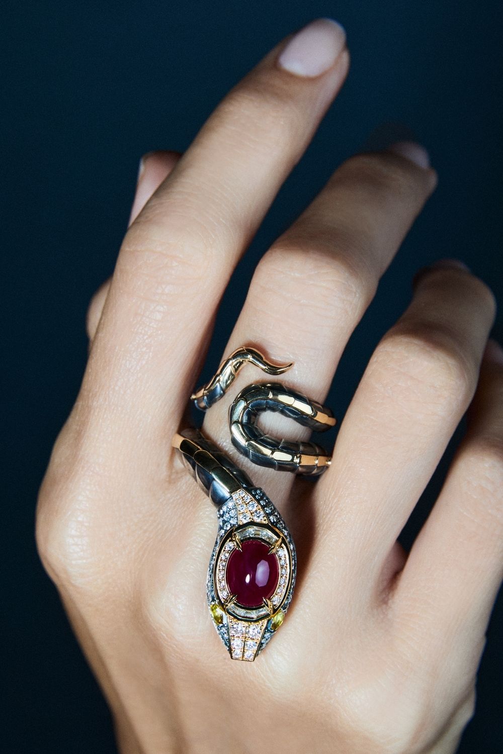 Elie Top Bague Serpent Cabochon Rubis Magica Naturae Portée