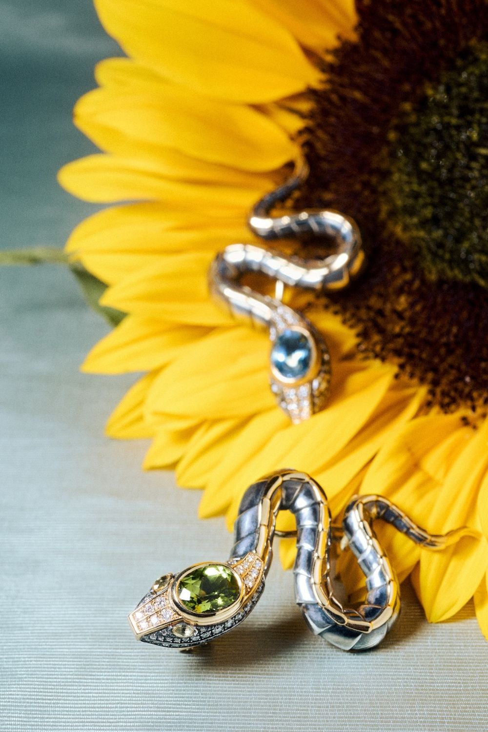 Elie Top Boucles d'Oreilles Serpent Aigue Marine & Peridot Magica Naturae Nature Morte