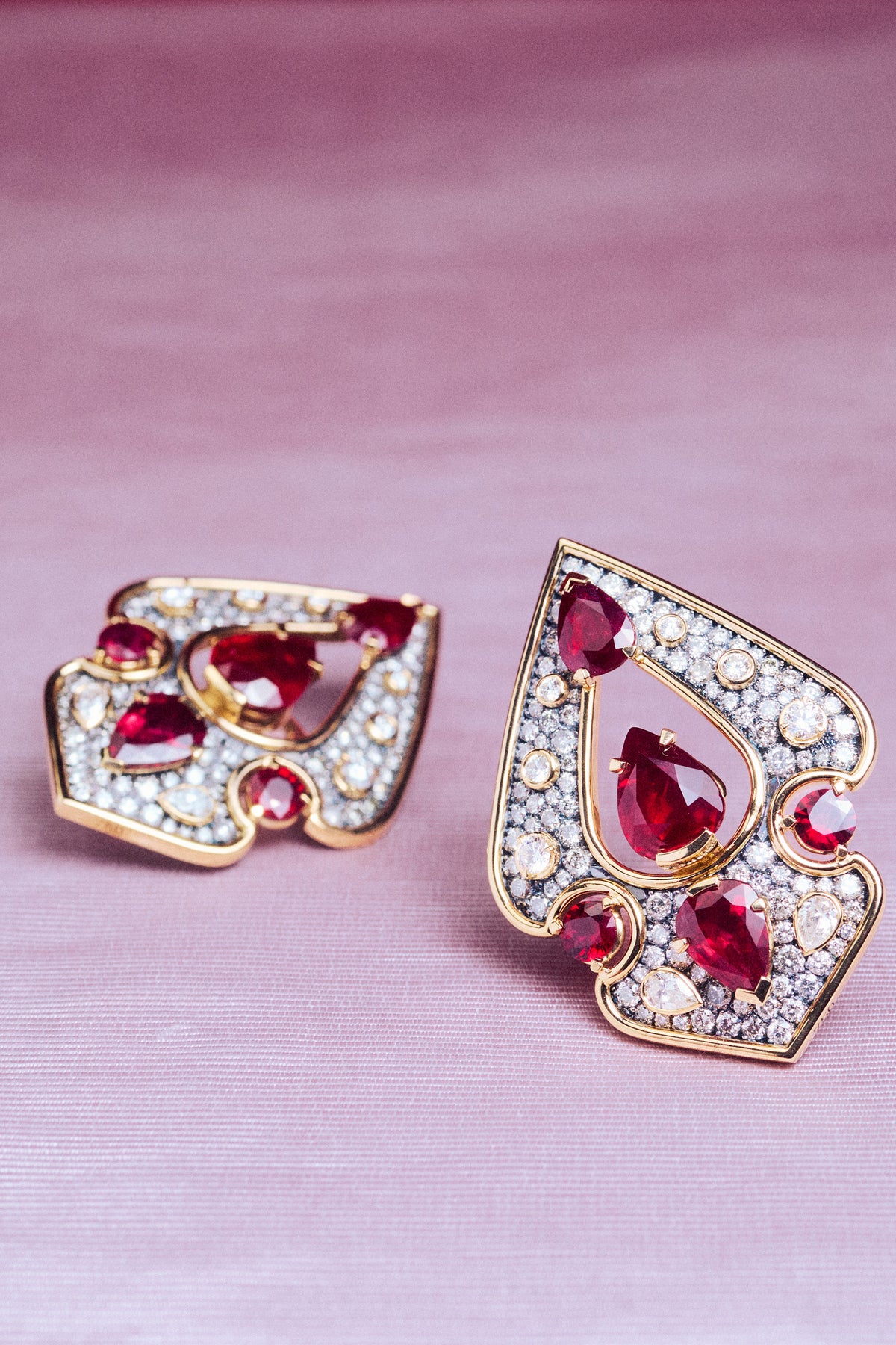 Elie Top Boucles d'Oreilles Cachemire Rubis Nature Morte