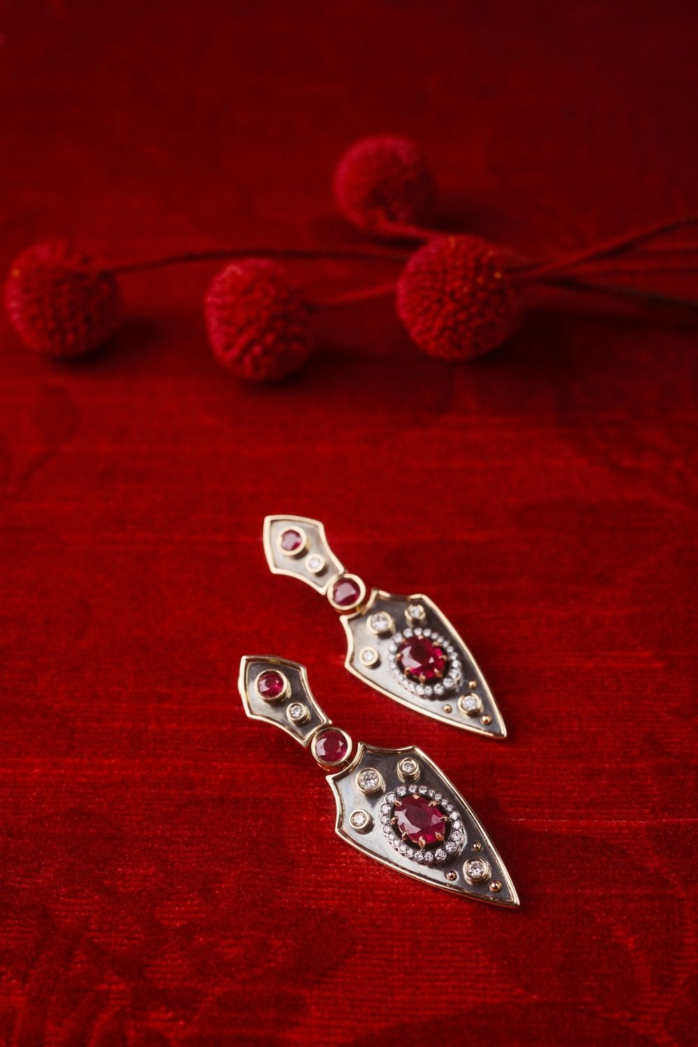 Elie Top Boucles d'Oreille Lances Courtes Rubis La Dame du Lac nature Morte