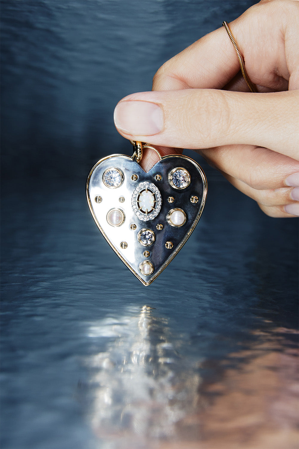 Elie Top Charm Cœur La Dame du Lac Opale Nature Morte