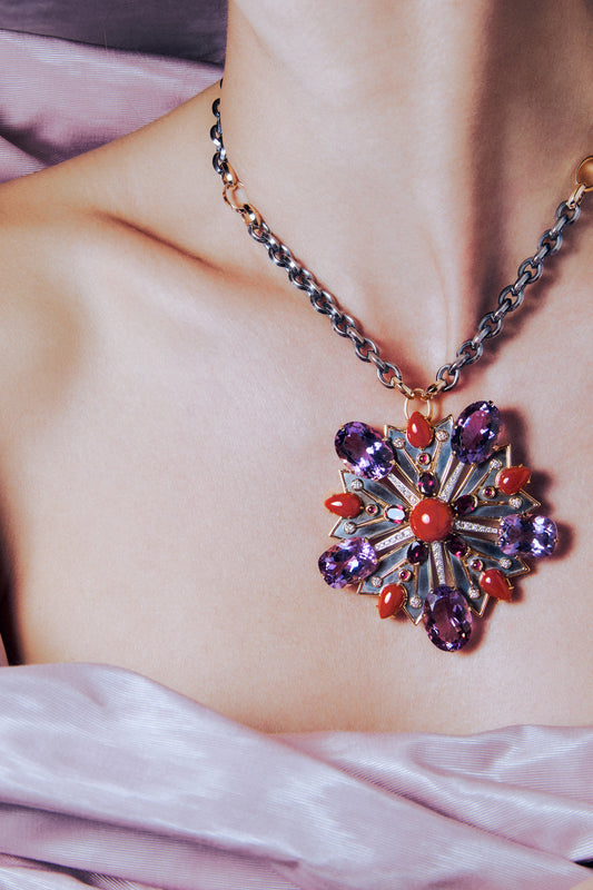 Elie Top Pendentif Croix Pentacle Avalon Corail Portée