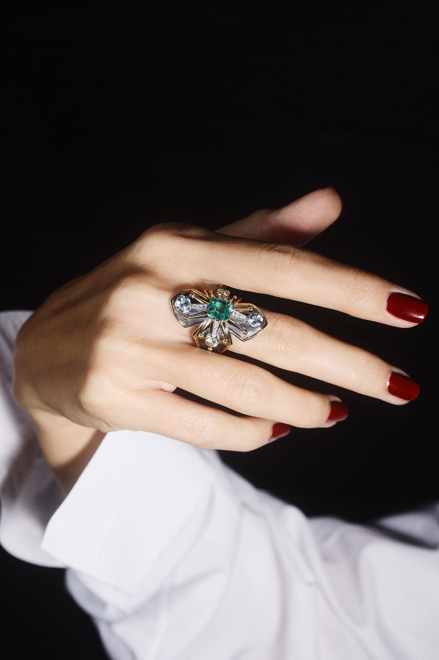 Elie Top Bague Bouclier Avalon Emeraude Portée