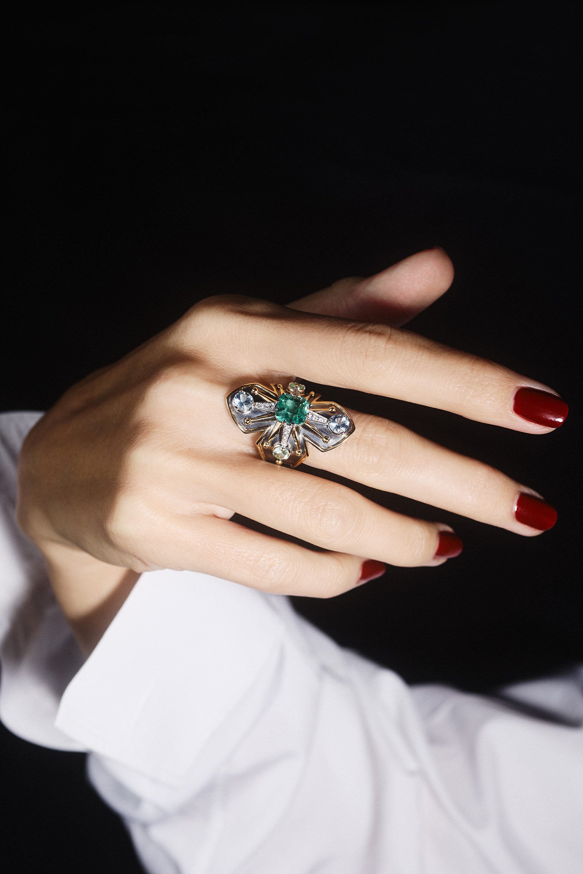 Elie Top Bague Bouclier Avalon Emeraude Portée