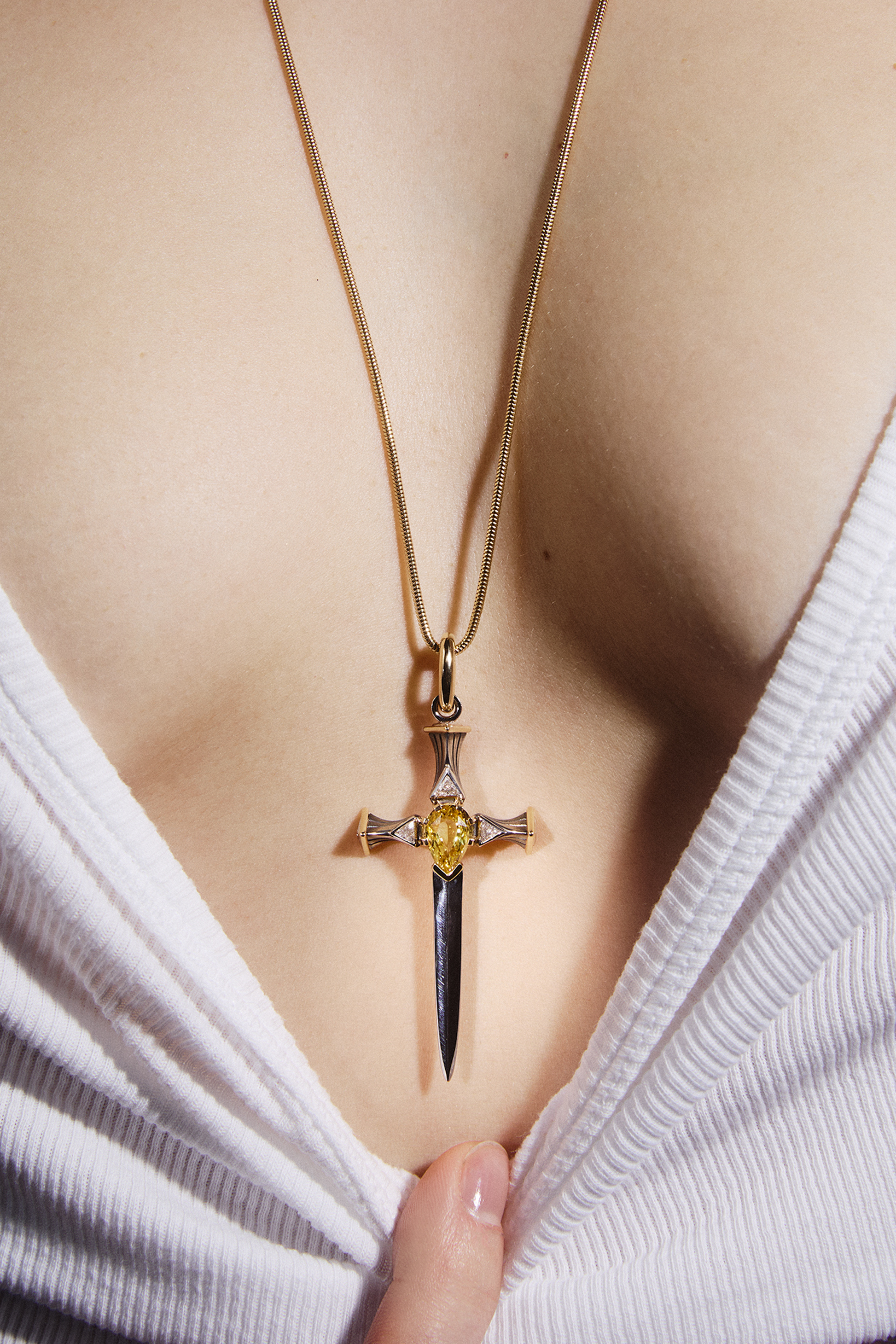 Elie Top Pendentif Epée Platine Saphir Jaune La Dame du Lac Portée