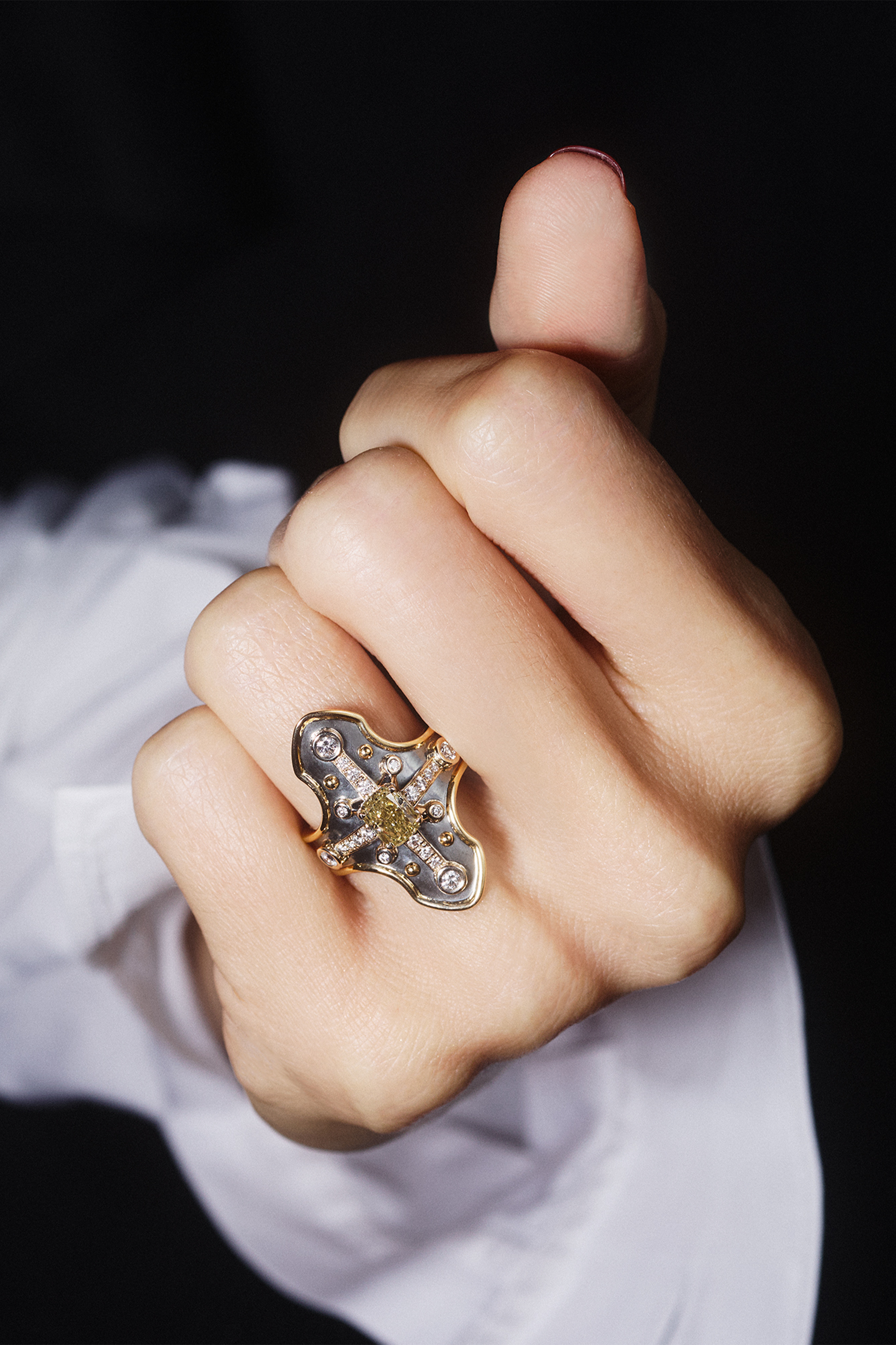 Elie Top Bague Heaume Diamants Champagne Portée